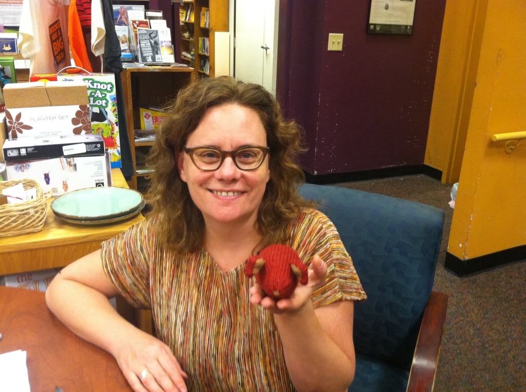 Stephanie Pearl-McPhee holding a knitted mouse