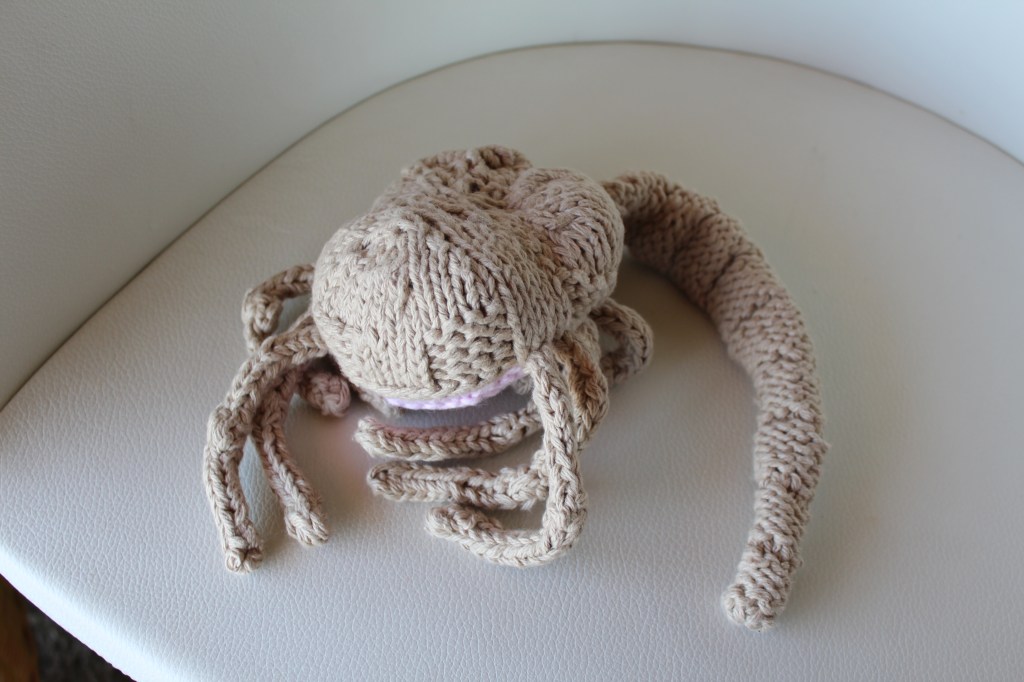 Knitted facehugger
